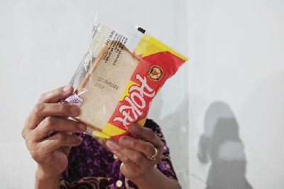 Warga menunjukan roti Aoka yang dibelinya di Pasar Minggu, Jakarta, 25 Juli 2024. TEMPO/Nita Dian
