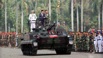 Presiden Joko Widodo melakukan inspeksi pasukan pada Hari Ulang Tahun Tentara Nasional Indonesia (HUT) TNI ke -78 di Monas, Jakarta, Oktober 2023. Tempo/Subekti