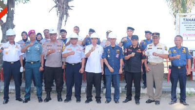 Sekretaris Daerah Kabupaten Sukabumi H Ade Suryaman menghadiri peletakan batu pertama pembangunan Gedung Kantor Unit Penyelenggara Pelabuhan (UPP) kelas III Palabuhanratu, di Pelabuhan Pengumpan Regional Palabuhanratu, Rabu, 24 Juli 2024.