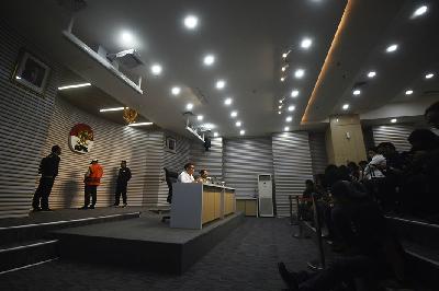 Komisi Pemberatasan Korupsi menghadirkan tersangka korupsi di gedung KPK, Jakarta, 17 Juli 2024. TEMPO/Imam Sukamto