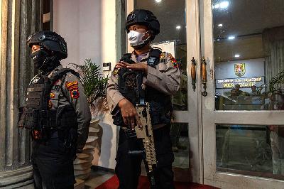 Petugas kepolisian mengawal petugas Komisi Pemberantasan Korupsi (KPK) saat melakukan penggeledahan di sejumlah ruangan di kompleks Balai Kota Semarang, Jawa Tengah, 17 Juli 2024. ANTARA/Aji Styawan