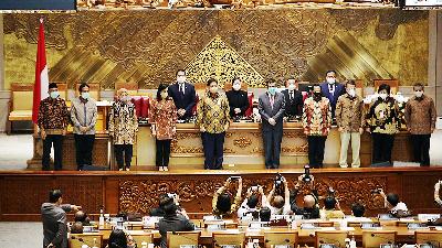 Ministers and leaders of the House of Representatives pose together after a plenary session that passed the omnibus Job Creation Bill into law in Jakarta, October 2020.
TEMPO/M Taufan Rengganis
