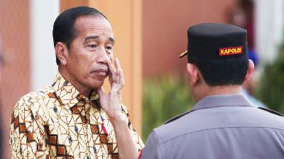 President Joko Widodo talks with National Police Chief Listyo Sigit Prabowo at Halim Perdana Kusuma Airport, Jakarta, July 8.
TEMPO/Subekti
