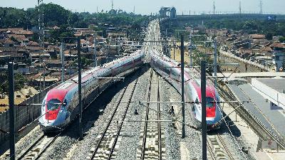 High-speed trains leave the train station in Padalarang, West Bandung Regency, West Java, September 2023.
TEMPO/Prima Mulia
