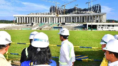 President Joko Widodo inspects the progress of the construction of the field planned to be used for the 79th Indonesian Independence Day celebration at the Nusantara Capital City (IKN) area, North Penajam Paser Regency, East Kalimantan, June 5.
BPMI Setpres/Rusman
