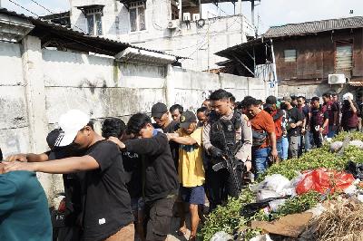 Satuan Reserse Narkoba Polres Metro Jakarta Barat mengamankan warga yang dinyatakan positif menggunakan narkoba jenis sabu dalam Operasi Nila Jaya 2024 di Kampung Boncos, Palmerah, Jakarta, 17 Juli 2024. Dok. Humas Polri