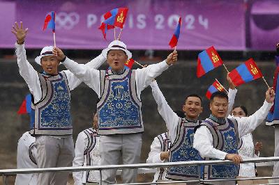 Kontingan Mongolia mengikuti defile pembukaan Olimpiade Paris 2024 di Paris, Prancis, 26 Juli 2024. REUTERS/Amanda Perobelli