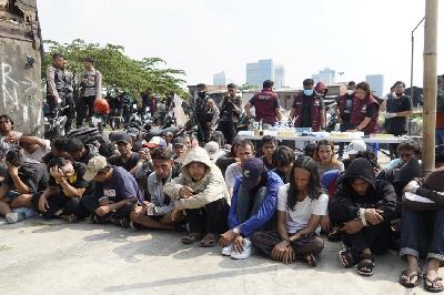 Satuan Reserse Narkoba Polres Metro Jakarta Barat mengamankan warga yang dinyatakan positif menggunakan narkoba jenis sabu dalam Operasi Nila Jaya 2024 di Kampung Boncos, Palmerah, Jakarta, 17 Juli 2024. Dok. Humas Polri
