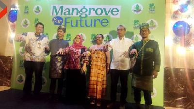 Foto bersama para pembicara seminar Badan Restirasi Gambut dan Mangrove (BRGM) "Mangrove for Future", di Grand Ballroom Kempinski, Jakaeta, Sabtu 27 Juli 2024. TEMPO/Fifia