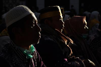 Jamaah haji kelompok terbang (kloter) terakhir debarkasi Makassar saat tiba di Asrama Haji Makassar, Sulawesi Selatan, 21 Juli 2024. ANTARA/Arnas Padda