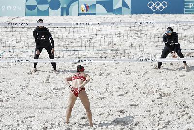 Tim voli pantai Mesir melawan Spanyol di Eiffel Tower Stadium, Paris, Prancis, 1 Agustus 2024. REUTERS/Louisa Gouliamaki