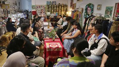 Sesi diksusi dan pentas seni Irama Bunga Melingkar di Kongsi 8, Jakarta, 20 Juli 2024/TEMPO/Subekti.