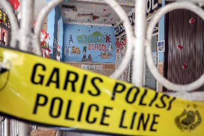 Garis polisi terpasang di Tempat Kejadian Perkara (TKP) kasus penganiayaan anak, Wensen School Indonesia, Harjamukti, Kota Depok, Jawa Barat, 2 Agustus 2024. ANTARA/Yulius Satria Wijaya