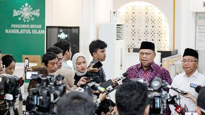 Mantan Sekjen PKB Lukman Edy (batik ungu) menyampaikan keterangan pers usai memenuhi panggilan PBNU, terkait hubungan Nahdlatul Ulama dengan PKB di Jakarta, 31 Juli 2024. Antara/Dhemas Reviyanto