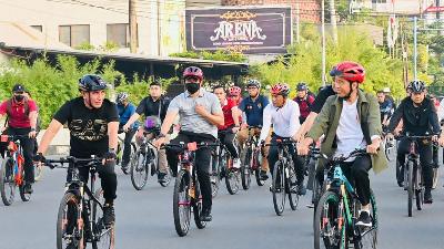 Edy Rahmayadi menemani Presiden Joko Widodo ketika mengecek penataan kota Medan, di Medan, Sumatera Utara, Februari 2023. BPMI Setpres/Laily Rachev