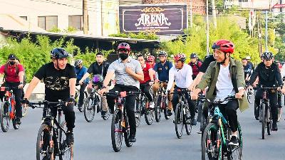 Edy Rahmayadi accompanies President Joko Widodo on a bike ride inspecting Medan’s urban planning, in Medan, North Sumatra, February 2023.
BPMI Setpres/Laily Rachev
