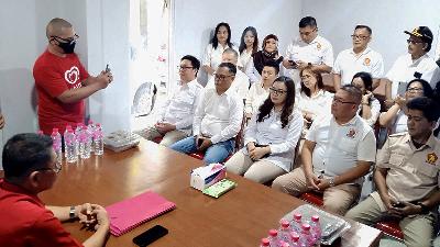 Sendy Gladys Adolfina Rumajar (center, wearing glasses) receives an invitation from the Tomohon branch of PDI-P to run for Mayor of Tomohon, in Tomohon, North Sulawesi, July 20.
SulutAKtual.com Doc.
