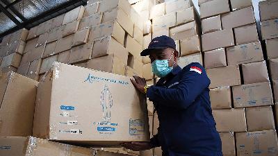 An officer arranges boxes of personal protective equipment (PPE) in the warehouse of the West Java Provincial Health Office in Bandung, January 2021.
TEMPO/Prima Mulia 
