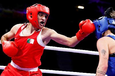 Petinju Aljazair, Imane Khelif saat melawan petinju Hungaria Anna Luca Hamori dalam Olimpiade Paris 2024 di North Paris Arena, Villepinte, Prancis, 3 Agustus 2024. REUTERS/Peter Cziborra