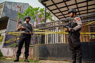 Polisi berjaga di depan rumah kontrakan terduga teroris di Junrejo, Batu, Jawa Timur, 1 Agustus 2024. ANTARA/Irfan Sumanjaya
