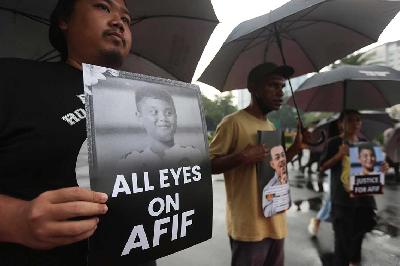 Aktivis Jaringan Solidaritas Korban untuk Keadilan (JSKK) kembali menggelar aksi Kamisan ke-821 merefleksi kematian Afif Maulana di Padang, Sumatra Barat, 4 Juli 2024.  TEMPO/Subekti