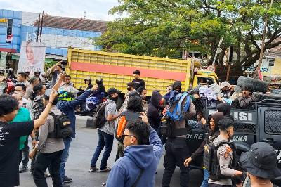 Polisi menangkap mahasiswa  yang berunjuk rasa di depan Kampus I Universitas Islam Negeri (UIN) Alauddin Makassar, Sulawesi Selatan (Sulsel), 5 Agustus 2024. Dok. Humas Polsek Tamalate