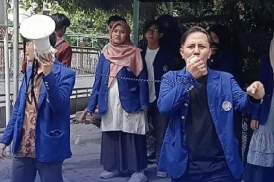 Badan Eksekutif Mahasiswa Universitas Yogyakarta (BEM UNY) melakukan orasi saat Pengenalan Kehidupan Kampus bagi Mahasiswa Baru (PKKMB) di UNY, Sleman, Yogyakarta, 6 Agustus 2024. Dok. Pers Rilis Garda Biru UNY