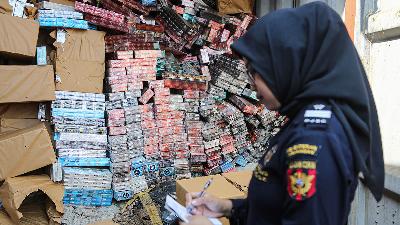 A Customs officer inventory confiscated illegal cigarettes before destruction at the KPPBC TMP Tanjung Emas Customs Storage Facility, Semarang, Central Java, July 9.
ANTARA/Makna Zaezar
