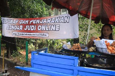 Spanduk tuntutan untuk pemerintah menangkap bandar judi online di Kebayoran Baru, Jakarta, 1 Agustus 2024. ANTARA/Reno Esnir