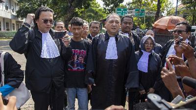 Terpidana kasus pembunuhan Vina Cirebon Saka Tatal (kedua kiri) bersama kuasa hukummya tiba di Pengadilan Negeri Cirebon untuk menjalani sidang Peninjauan Kembali  di Cirebon, Jawa Barat, 24 Juli 2024/Antara/Dedhez Anggara