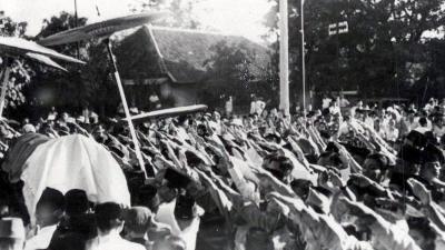 Barisan pengiring jenazah memberi penghormatan saat pemakaman Mohammad Hoesni Thamrin, pada 1941/KITLV