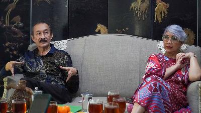 Diennaryati Tjokrosuprihatono (kanan) dan Akbar Chasany saat diwawancarai tim Tempo di Kawasan Kelapa Dua, Jakarta, 24 Juli 2024/Tempo/Martin Yogi Pardamean