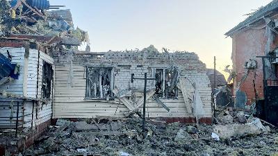 Rumah yang rusak akibat serangan militer Ukraina, di kota Sudzha Wilayah Kursk, Rusia, 6 Agustus 2024. Reuters/Acting Governor of Kursk Region Alexei Smirnov