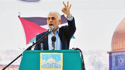 Yahya Sinwar berpidato dalam rapat umum memperingati Hari al-Quds di Gaza, Palestina, 14 April 2023. Reuters/Ibraheem Abu Mustafa