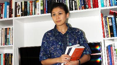 Marissa Anita, menunjukkan buku favoritnya di kediamannya, Apartemen Paviliun 2, Jakarta.  [Dok. Tempo/STR/M. Iqbal Ichsan]