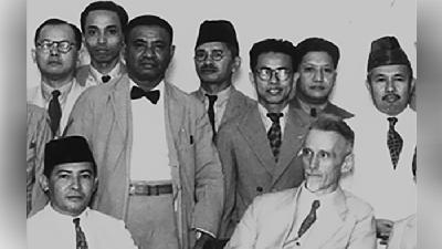 Mohammad Hoesni Thamrin (duduk kiri) bersama para anggota Volksraad, diperkirakan tahun 1935. (foto: KITLV)