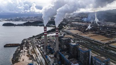 Foto udara aktivitas pengolahan nikel (smelter) di Kawasan Indonesia Weda Bay Industrial Park (IWIP) di Desa Lelilef, kabupaten Halmahera Tengah, Maluku Utara, 7 Juli 2024.. Antara/Andri Saputra