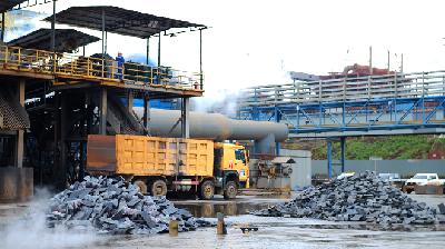 Proses pemindahan batangan nikel untuk tahapan pendinginan smelter di Pulau Obi, Halmahera Selatan, Maluku Utara. TEMPO/BUDHY NURGIANTO