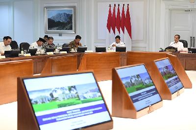 Presiden Joko Widodo (kanan) memimpin rapat terbatas dihadiri sejumlah menteri di Kantor Presiden, Jakarta, 5 Austus 2024. ANTARA/Sigid Kurniawan