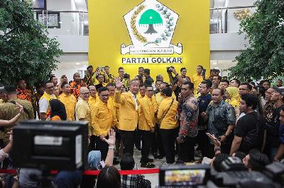 Plt Ketua Umum Partai Golkar Agus Gumiwang Kartasasmita (melambaikan tangan) usai rapat pleno Dewan Pimpinan Pusat (DPP) Partai Golkar, di Jakarta, 13 Agustus 2024. TEMPO/M Taufan Rengganis