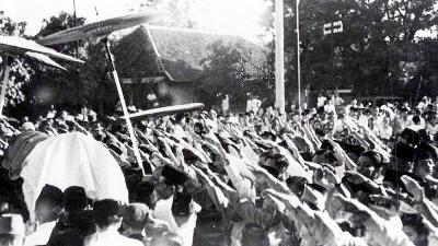 People pay their respects during the funeral of Mohammad Hoesni Thamrin, 1941.
KITLV Doc.
