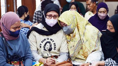 Families of acute kidney failure victims attend the first hearing of a class action lawsuit at the Central Jakarta District Court, January 2023.
TEMPO Doc./Febri Angga Palguna
