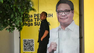 A poster of Airlangga Hartarto at the Golkar Party Central Board office, Jakarta, August 11. Airlangga Hartarto resigned as General Chair of Golkar on August 10.
ANTARA/Hafidz Mubarak A
