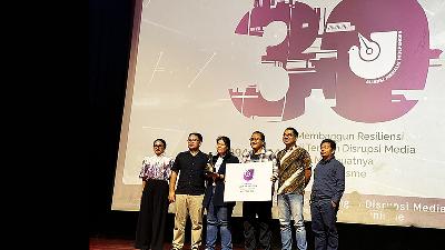 Bocor Alus Politik team receives the Udin Award 2024.
TEMPO Doc
