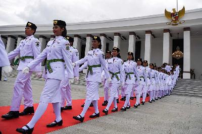 Anggota Paskibraka 2024 berbaris setelah dikukuhkan oleh Presiden Joko Widodo di Istana Negara, Ibu Kota Nusantara, Kalimantan Timur, 13 Agustus 2024. ANTARA/Sigid Kurniawan