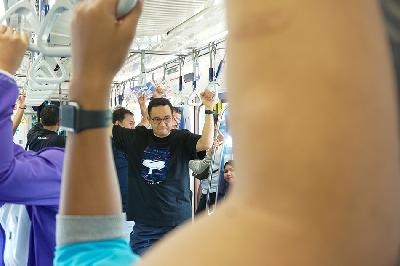 Anies Baswedan berada dalam MRT menuju ke rumahnya di Lebak Bulus, Jakarta, 4 Agustus 2024. TEMPO/Ilham Balindra