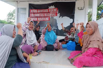 Warga berkumpul di posko bantuan hukum solidaritas nasional untuk Rempang di Sembulang, Pulau Rempang, Batam, Kepulauan Riau, 18 Juli 2024. TEMPO/Yogi Eka Sahputra
