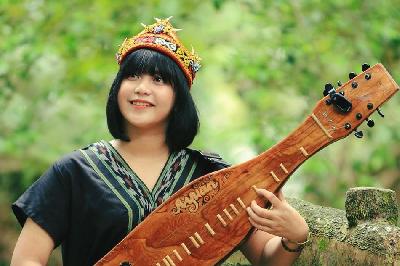 Konten kreator budaya dan pemain musik tradisional sape, Ayuan Prawida. Dok. TikTok Indonesia