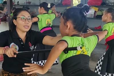 Konten kreator budaya dan pengajar tari tradisional Bali, Ni Kadek Astini. Instagram/ @sanggar_pradnya_swari
