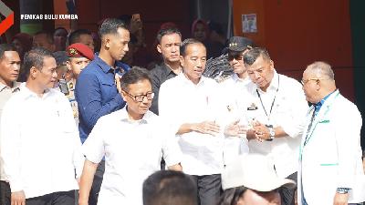 Presiden Republik Indonesia Joko Widodo berbicara dengan Bupati Bulukumba Andi Muchtar Ali Yusuf saat kunjungan kerja di Kabupaten Bulukumba, Jumat, 5 Juli 2024. Dok. Pemkab Bulukumba.